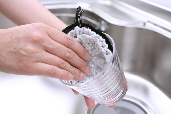 軽い力で食器洗いスポンジ